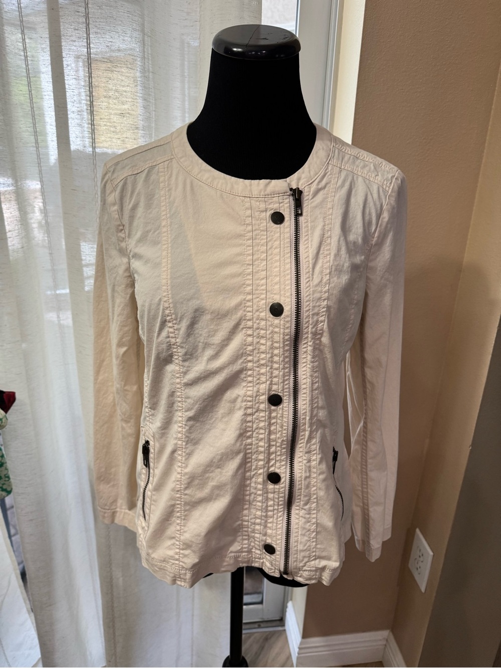Chico’s Lightweight Side-Front Jacket in Off-White size 0 or XS